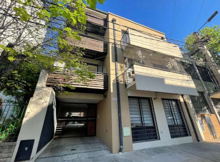 Venta Departamento 2 Ambientes con Cochera Bernal Centro - 2
