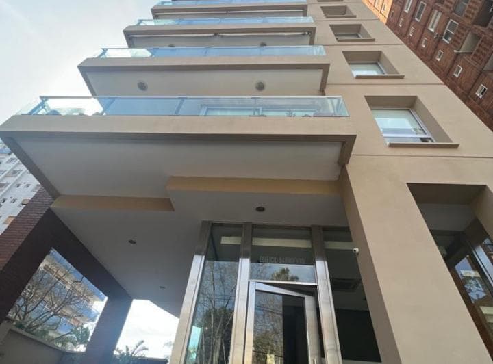 Piso 4 Ambientes de Categoría con 2 Cocheras en Venta - Quilmes Centro - 2