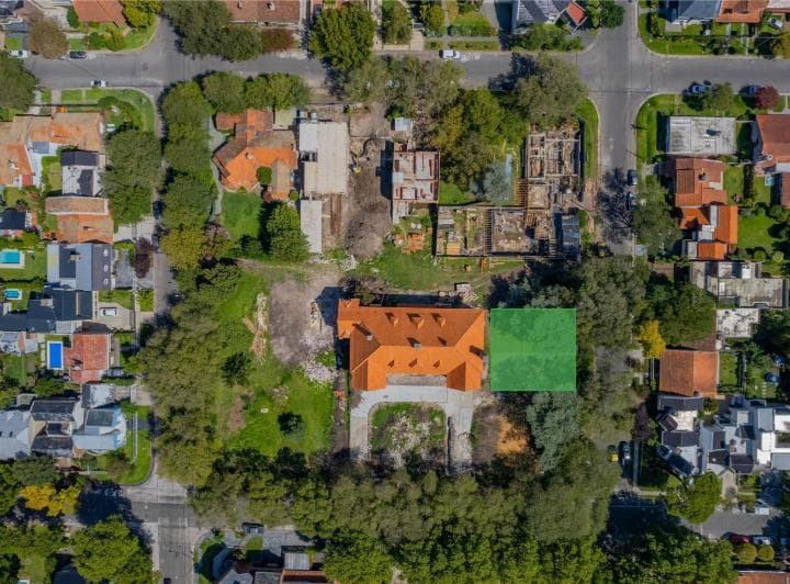 Excelente Lote en Exclusiva Manzana del Barrio Los Troncos. - 2