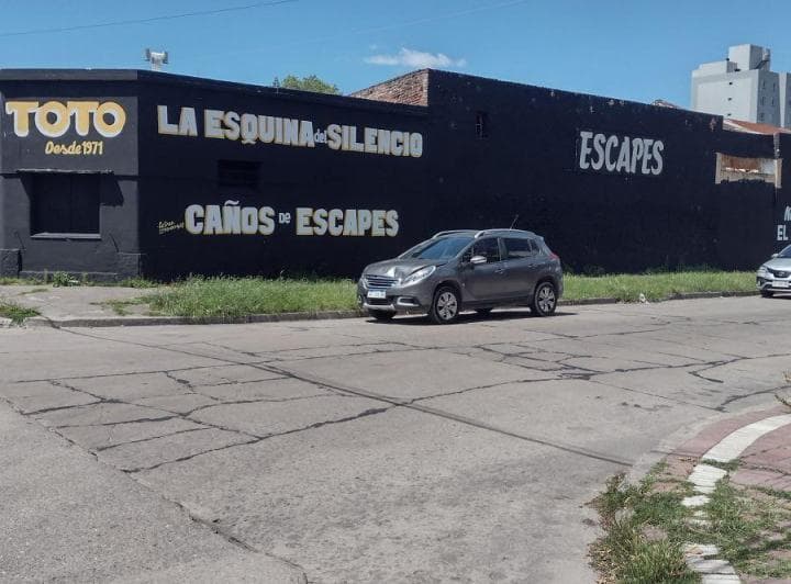 Alquiler 24 m Predio 800 m Microcentro con Galpones y Vivienda - 2