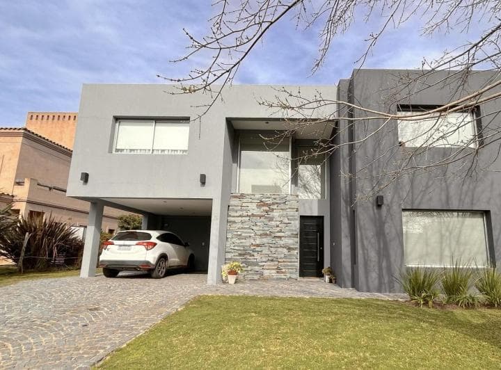 Excelente Propiedad con Piscina a La Venta en Fincas Dos - 2