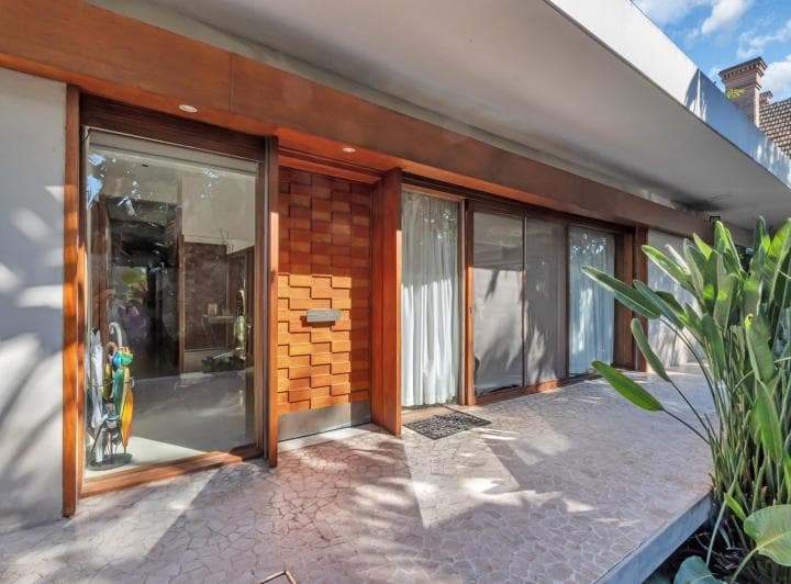 Casa en Venta de 6 Dorm. en Olivos. Gran Jardín, Pileta y Diseño Único. - 3