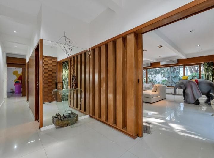 Casa en Venta de 6 Dorm. en Olivos. Gran Jardín, Pileta y Diseño Único. - 5