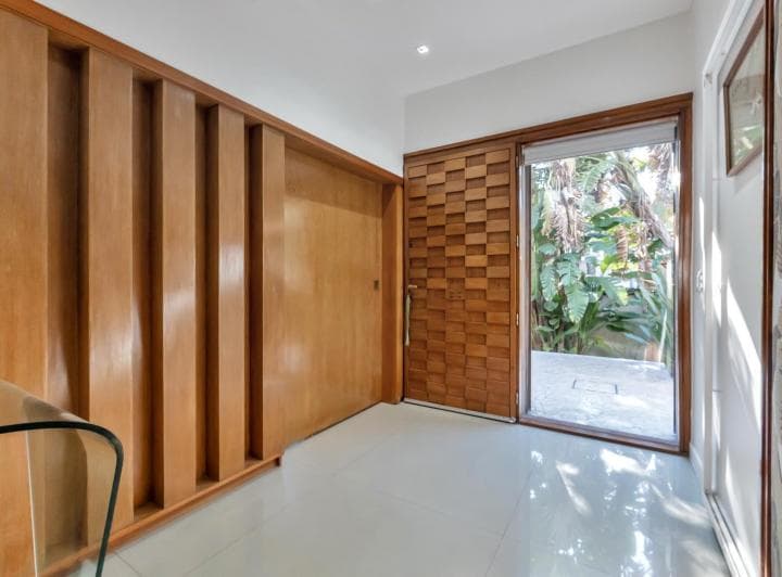 Casa en Venta de 6 Dorm. en Olivos. Gran Jardín, Pileta y Diseño Único. - 4