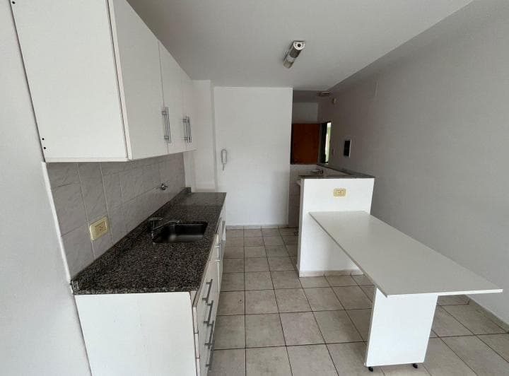 Departamento en Alquiler con Balcón a Av López y Planes - 3