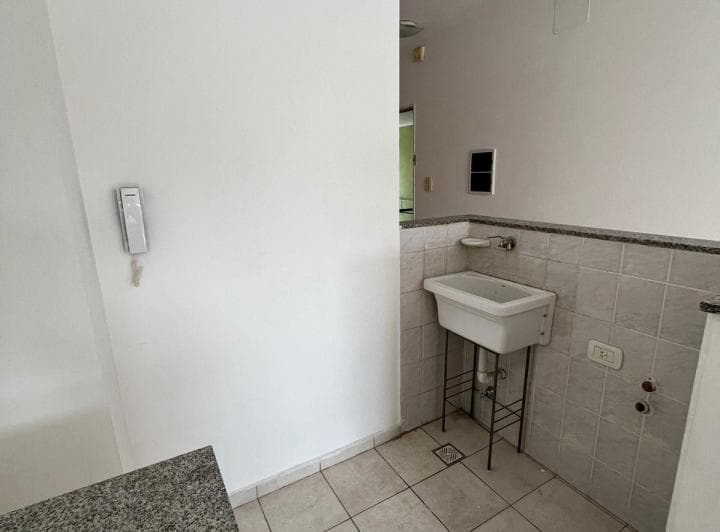 Departamento en Alquiler con Balcón a Av López y Planes - 4
