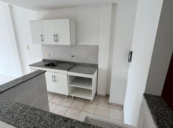 Departamento en Alquiler con Balcón a Av López y Planes - 2
