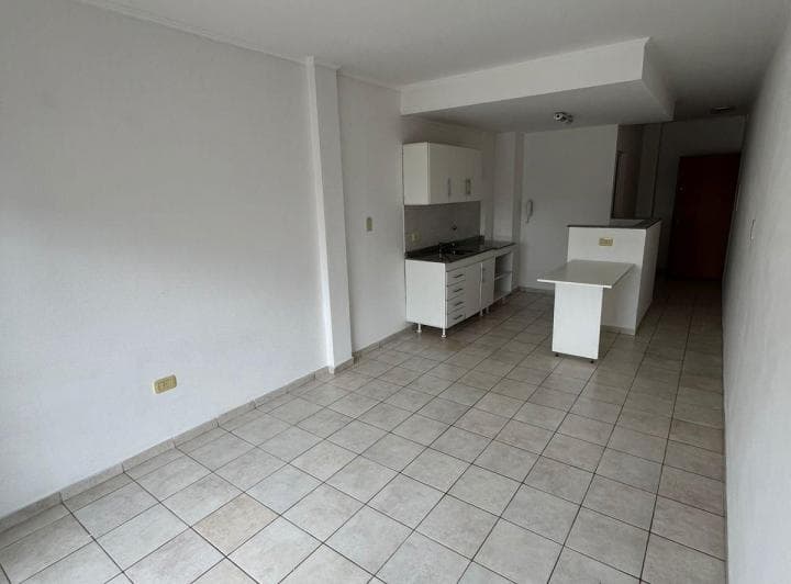 Departamento en Alquiler con Balcón a Av López y Planes - 5