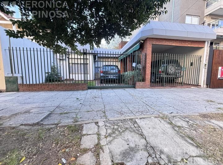 Casa de Tres Ambientes en Venta, Moron. Lote de 10 X 28 m. - 2