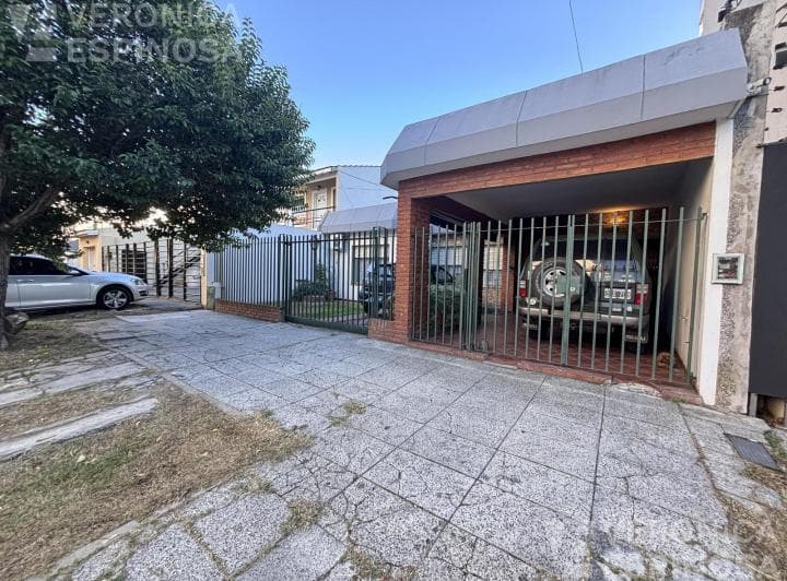 Casa de Tres Ambientes en Venta, Moron. Lote de 10 X 28 m. - 5