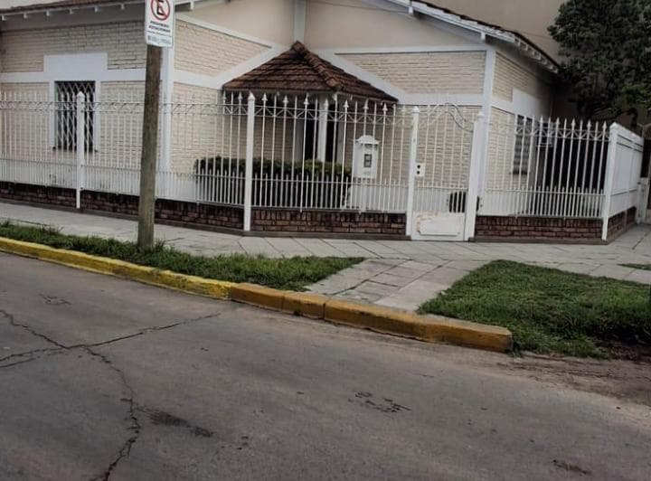 Lindo Chalet en Esquina de 3 Ambientes con Cochera Temperley Oeste - 2