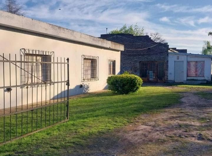 Propiedad Multifamiliar Ideal Para 2 Familias en Lujan. - 3