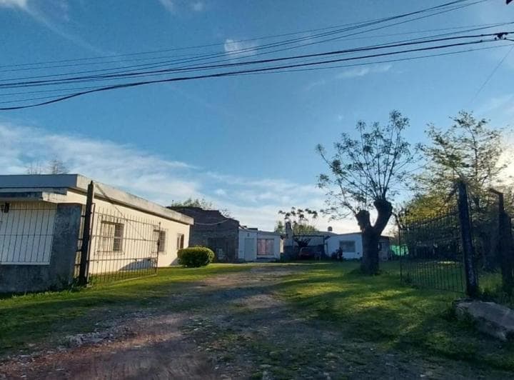 Propiedad Multifamiliar Ideal Para 2 Familias en Lujan. - 2