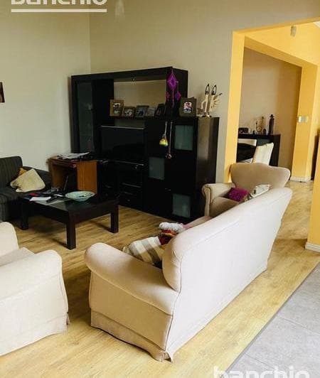 Venta Casa 5 Dorm. - Barrio Parque - 3