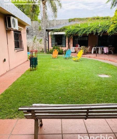 Venta Casa 5 Dorm. - Barrio Parque - 5