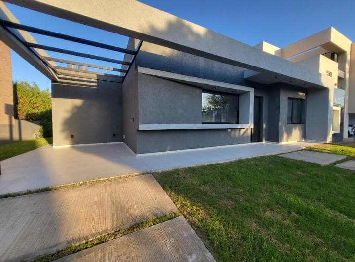 Casa en Venta en Una Planta de 3 Dorm. en Las Cañitas Barrio Privado - 3