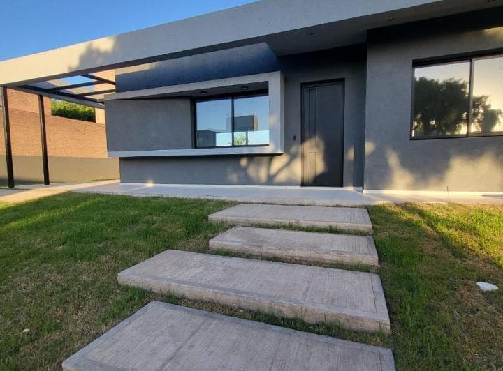 Casa en Venta en Una Planta de 3 Dorm. en Las Cañitas Barrio Privado - 2