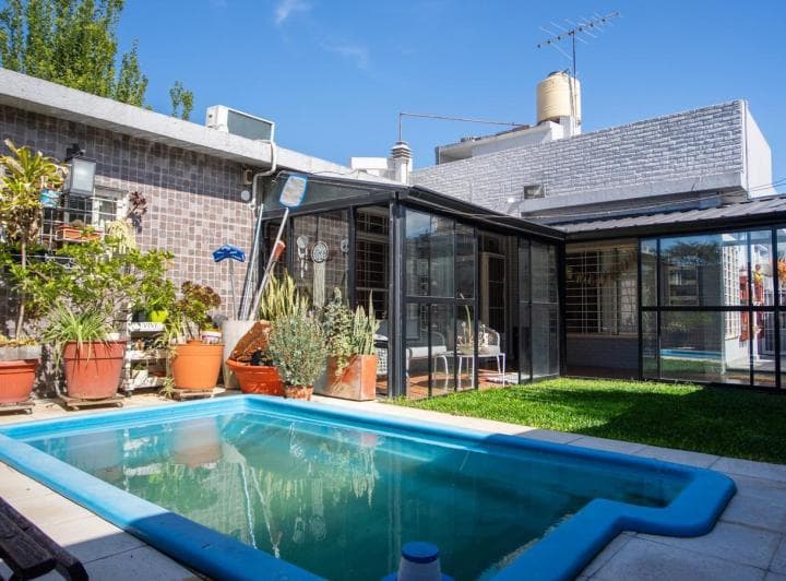 Venta de Casa de 5 Ambientes con Garaje, Galería y Piscina en Haedo Sur. - 2