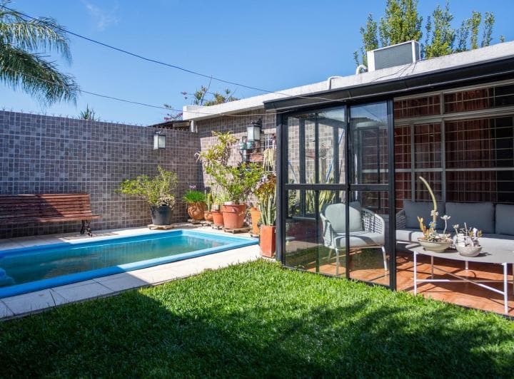 Venta de Casa de 5 Ambientes con Garaje, Galería y Piscina en Haedo Sur. - 3