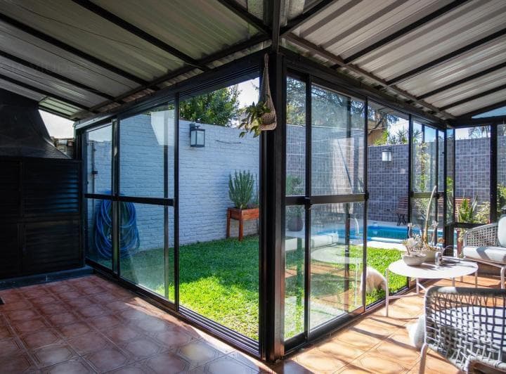 Venta de Casa de 5 Ambientes con Garaje, Galería y Piscina en Haedo Sur. - 4