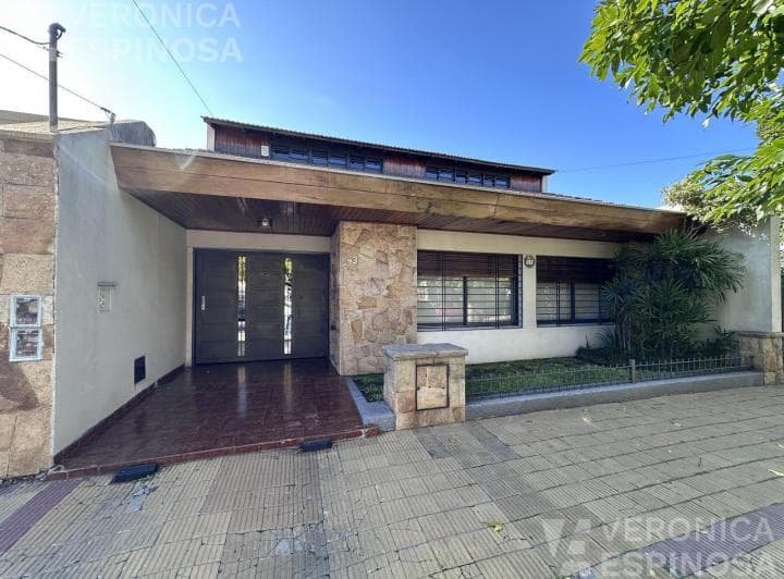 Casa de Cuatro Ambientes en Venta, Moron - 2