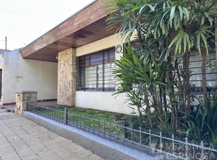 Casa de Cuatro Ambientes en Venta, Moron - 3