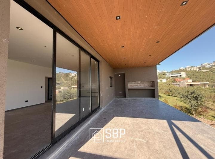 Oportunidad en La Deseada | 1100 m² | 3 Dorm - 3