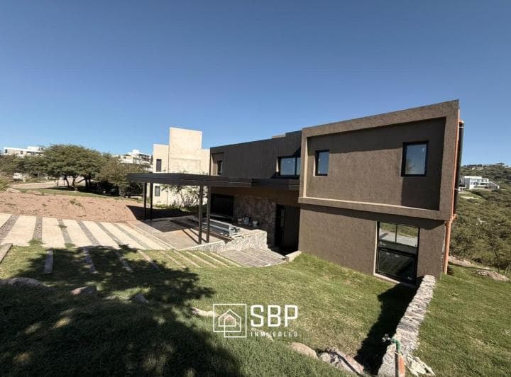 Oportunidad en La Deseada | 1100 m² | 3 Dorm - 2