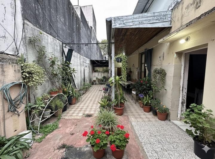 Casa con Potencial en Ubicación Estratégica de Barrio Lourdes - 2