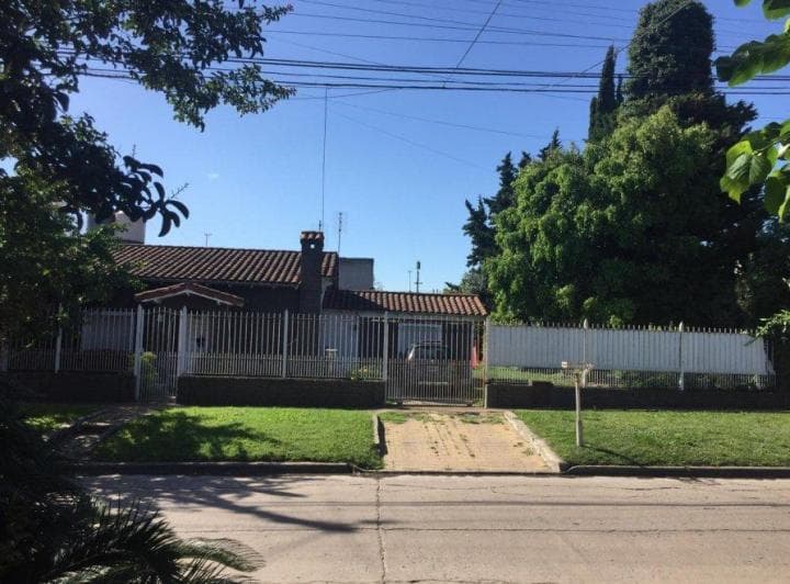 Apta Credito Casa Reciclada a Nuevo con Estilo y Amplio Terreno Libre - 2
