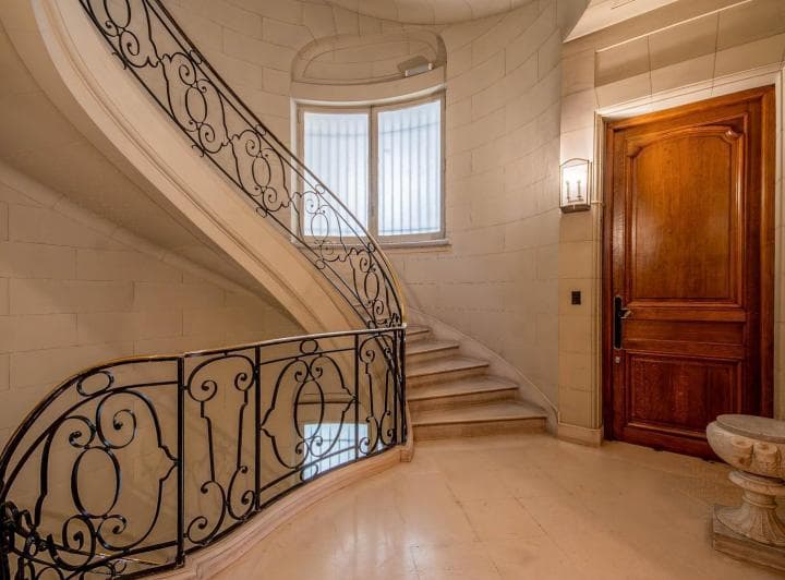 Departamento Estilo Frances - 7 Ambientes - con Cochera - en Venta - Retiro - 3