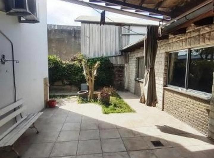 Casa y Terreno en L, Doble Ingreso | Av Eva Peron - 2