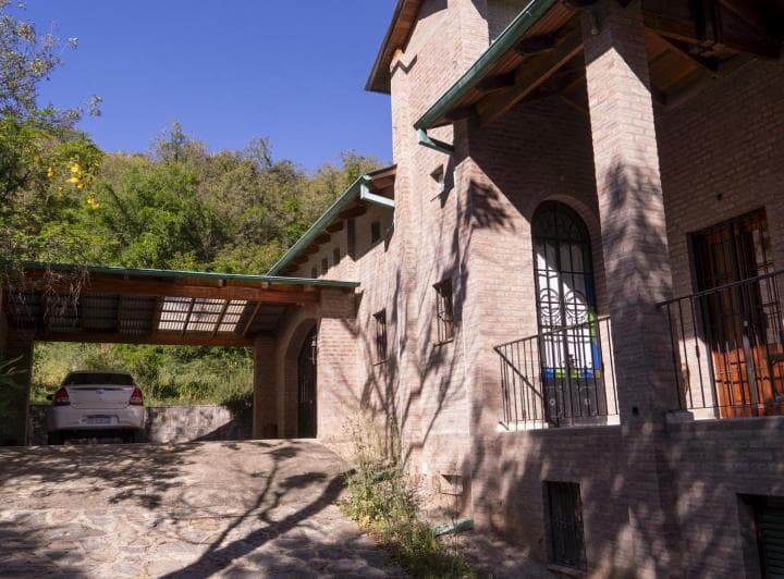 ¡Venta Exclusiva! Casa de Calidad con Vistas y Gran Parque - Quebrada Honda, Unquillo - 3