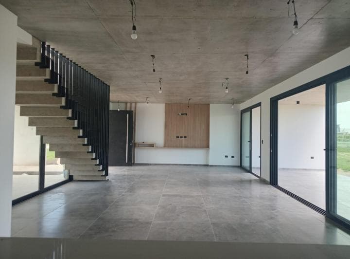 Casa en Venta El Naudir 3 Dorm. - Lavadero y Dependencia - a La Laguna con Pileta y Parrilla - 4