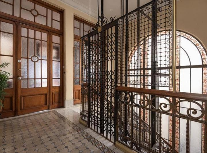 Semipiso Antiguo en Esquina, Reciclado, Impecables Detalles. Amplios y Luminosos Ambientes. - 3