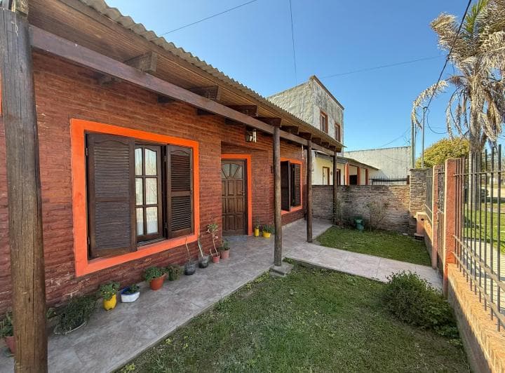 Casa en Ramallo, Amplio Patio - 2