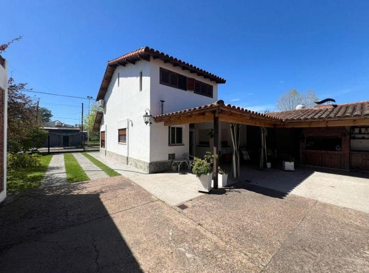 Hermosa Casa 4 Ambientes en Venta con Dos Locales Sobre Zona Comercial! - 2