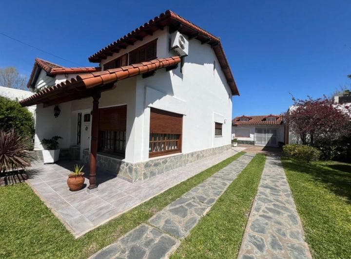 Hermosa Casa 4 Ambientes en Venta con Dos Locales Sobre Zona Comercial! - 4