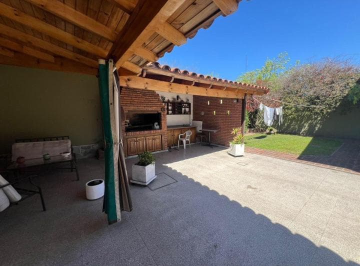Hermosa Casa 4 Ambientes en Venta con Dos Locales Sobre Zona Comercial! - 3