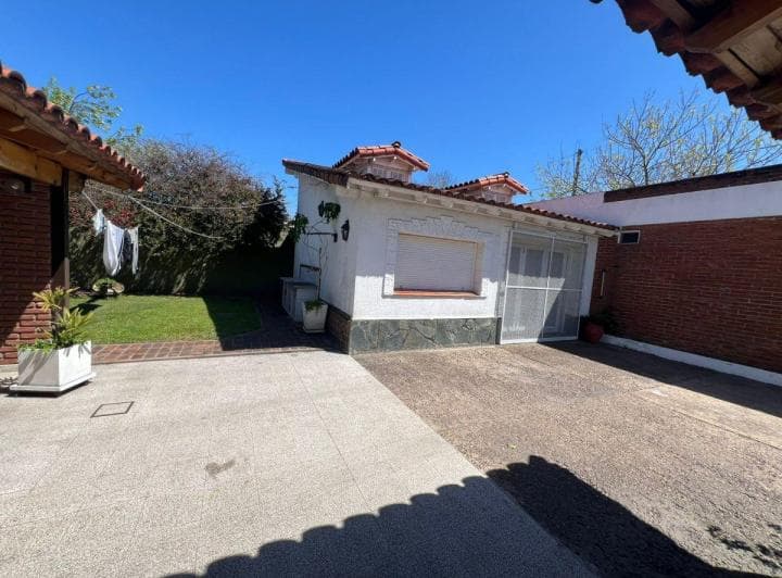 Hermosa Casa 4 Ambientes en Venta con Dos Locales Sobre Zona Comercial! - 5