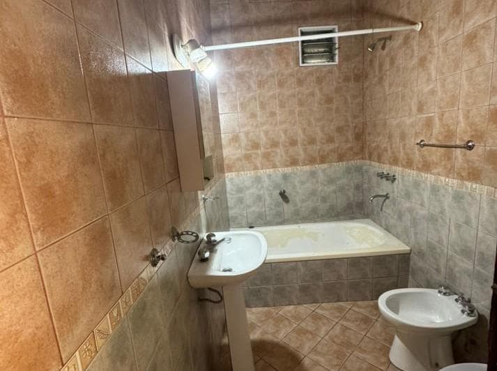 Se Vende Casa a Refaccionar 3 Ambientes - Quilmes - 2
