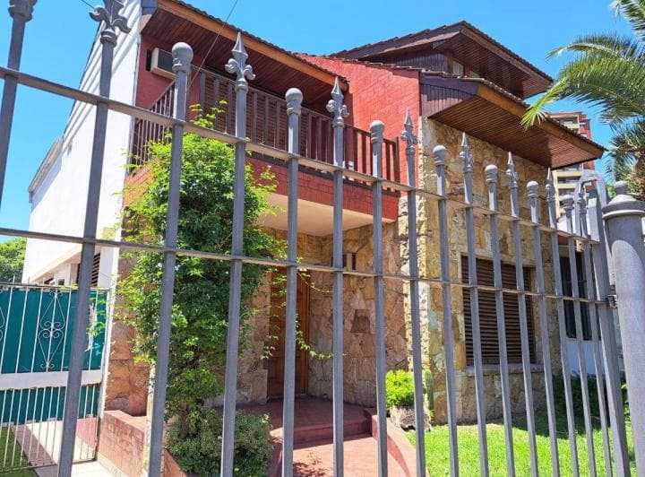 Venta Chalet 2 Plantas con Jardin y Quincho Temperley Este - 3