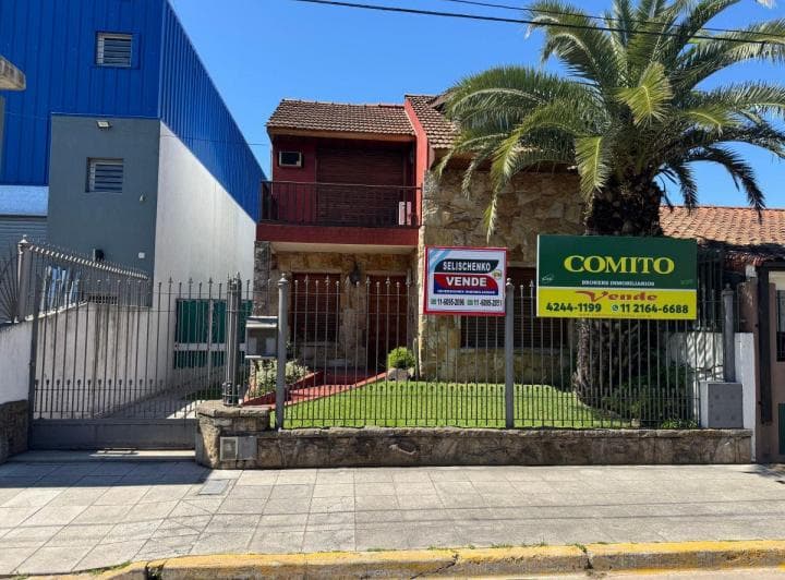 Venta Chalet 2 Plantas con Jardin y Quincho Temperley Este - 2