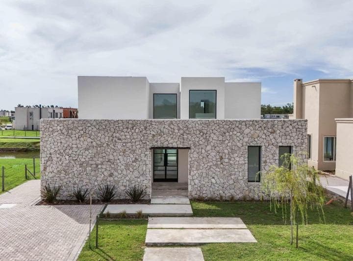 Casa en Venta, Al Agua, de 7 Ambientes, en Barrio Santa Ana - 2