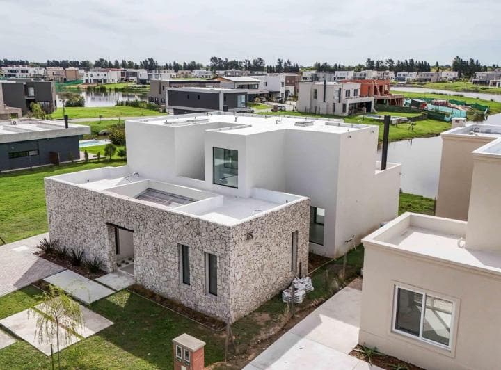Casa en Venta, Al Agua, de 7 Ambientes, en Barrio Santa Ana - 3