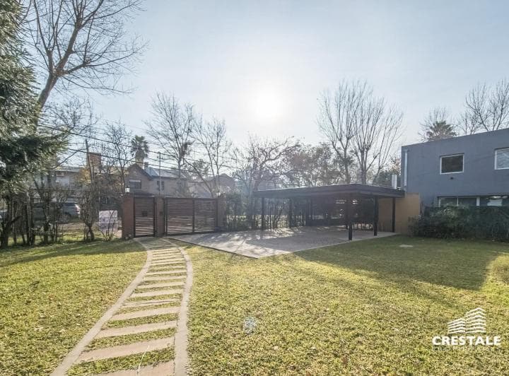 Venta - Casa 3 Dorm. con Jardín, Pileta y Cochera Cubierta en Funes. - 4