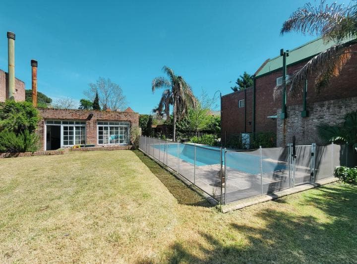 Casa en Venta con Pileta y Jardín - 2