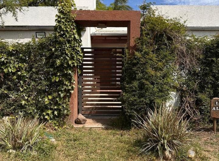 Venta de Casa en Mendiolaza - 2 Dorm, Pileta y Quincho - 2