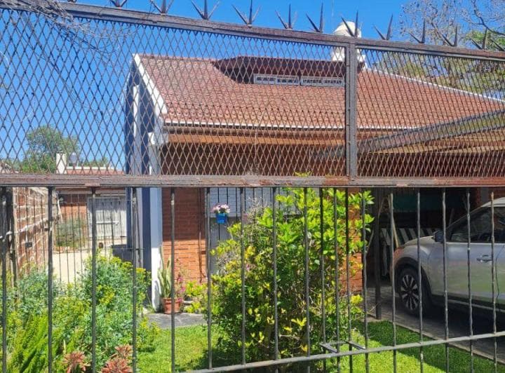 Casa 4 Ambientes, con Espacio Verde y Cochera, Sourigues - 2