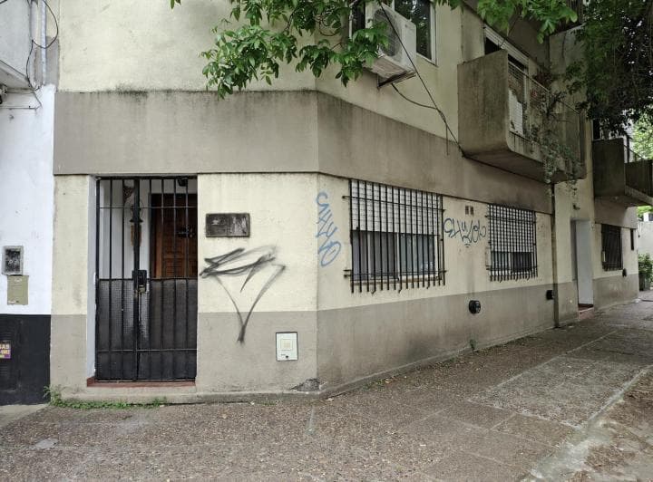 Departamento de 2 Ambiente y 1/2 con Amplio Patio en Pb - 2